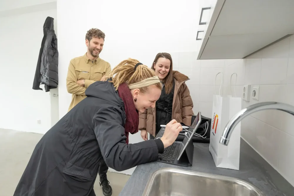 Sleuteloverdracht-Condorweg-Apeldoorn-met-bewoners-voor-het-gebouw