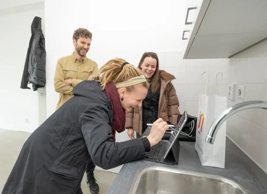 Sleuteloverdracht-Condorweg-Apeldoorn-met-bewoners-voor-het-gebouw